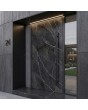 Aluminium-Flügeltür mit Calacatta Black-Quarzstein verkleidet