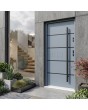 Minimalistische Haustür aus grauem Stahl mit schwarzen Streifen für ein modernes Zuhause
