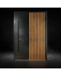 Schwarze Aluminium-Schwenktür mit vertikalen Lamellen in Gold-Eiche 