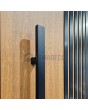 LIM RAIL6 - Aluminium-Haustür mit schwarzen Vertikal-Lamellen aus Aluminiumprofilen