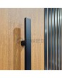 PIVOT RAIL6 - Aluminium-Drehtür mit schwarzen vertikalen Lamellen aus Aluminiumprofilen