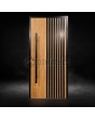 Eingangstür aus Aluminium in Gold-Eiche mit schwarzen vertikalen Lamellen aus Aluminiumprofilen