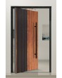 PIVOT RAIL6 - Aluminium-Drehtür mit schwarzen vertikalen Lamellen aus Aluminiumprofilen