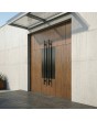 Doppelflügelige Aluminium-Haustür mit Walnussholz-Optik und schwarzem Dekor