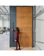 Anthrazitfarbene Aluminium-Haustür mit goldenem Eichenholzdekor