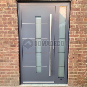 Entdecken Sie die Eleganz unserer Flügeltür aus Aluminium LIM mit rechtem Seitenfenster. 