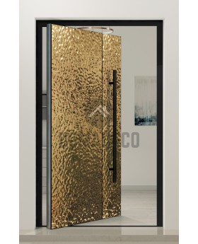 PIVOT B2 – Aluminium-Drehtür mit goldfarbenem Edelstahlblech verkleidet